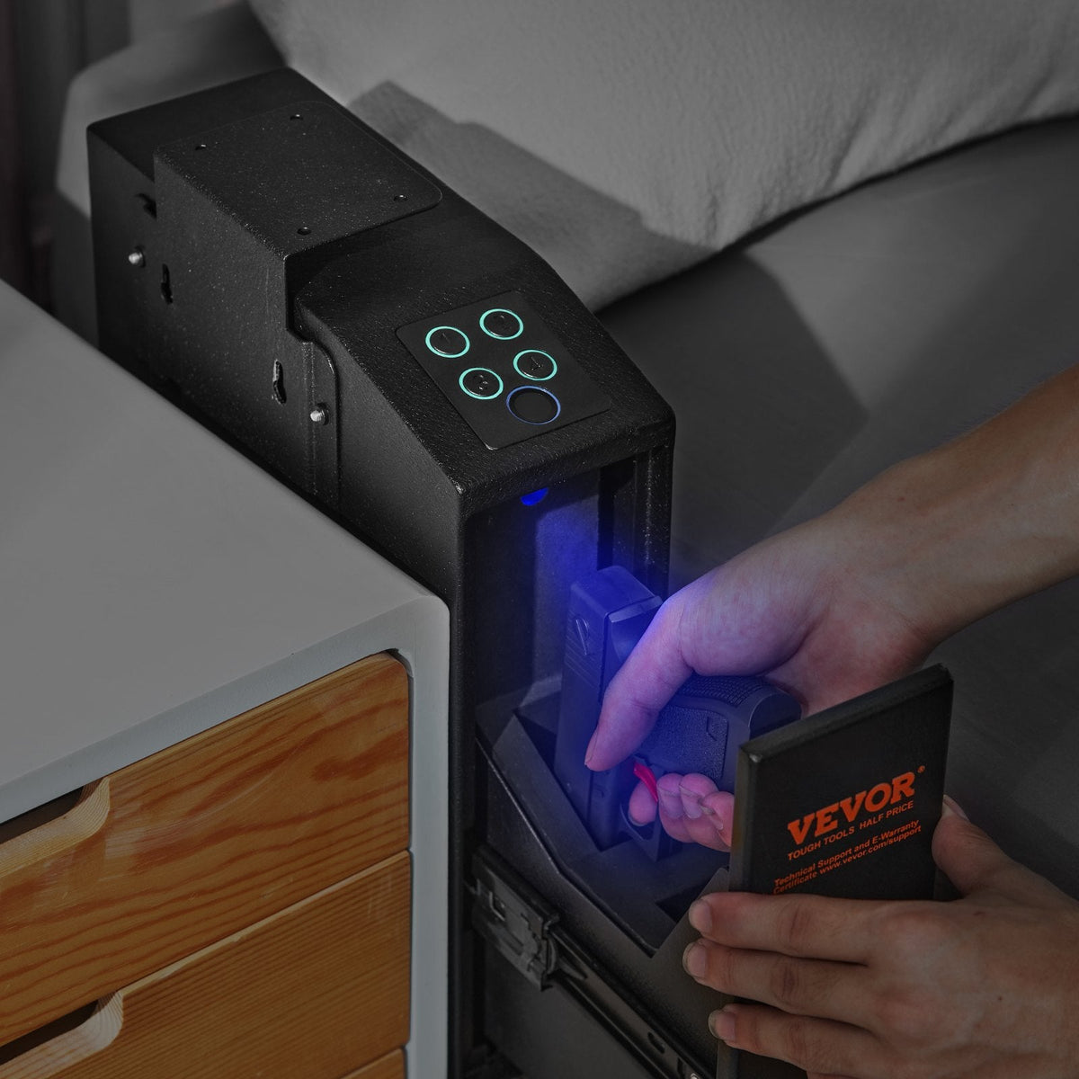 VEVOR sienas stiprināms pistoles seifs – biometriskais seifs ar trīs ātras piekļuves veidiem: pirkstu nospiedumiem, paroli un atslēgām, paredzēts 1 pistolei – lietošanai mājās, pie gultas, uz naktsgaldiņa vai sienas