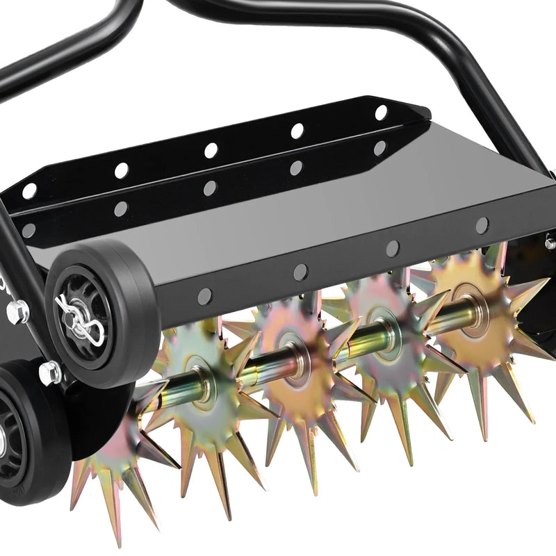 VEVOR zāliena aerators 45 cm manuāls stumjams ar 4 riteņiem un rokturi, ar iespēju pievienot līdz 18 kg svaru, izturīgs augsnes aerācijas instruments dārzam un zāliena kopšanai