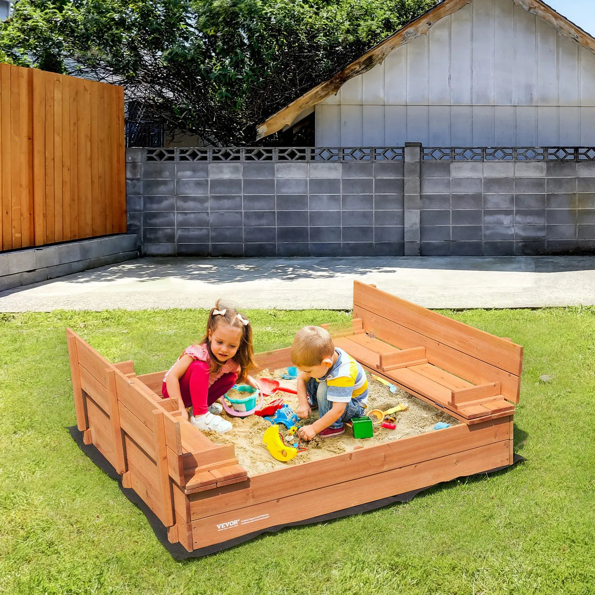 VEVOR koka smilšu kaste, 133 × 120 × 43 cm smilšu kaste ar salokāmiem soliņiem un apakšas oderi, dabīga koka bērnu smilšu kaste lietošanai pagalmā, pludmalē vai parkā, piemērota bērniem no 3 līdz 12 gadiem