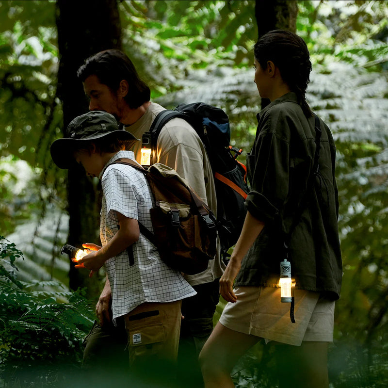 Flextail 2-in-1 portatīva moskītu atbaidīšanas ierīce ar iebūvētu apgaismojumu, kas ideāli piemērota kempingam, pārgājieniem un āra aktivitātēm.