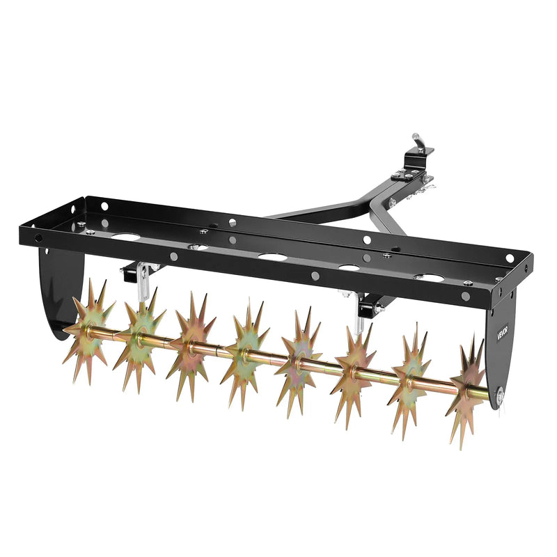 VEVOR velkams zāliena aerators 81 cm ar universālu sakabi, izturīgs un pret rūsu noturīgs augsnes aerācijas instruments ar svara platformu, paredzēts traktoriem un dārza tehnikai