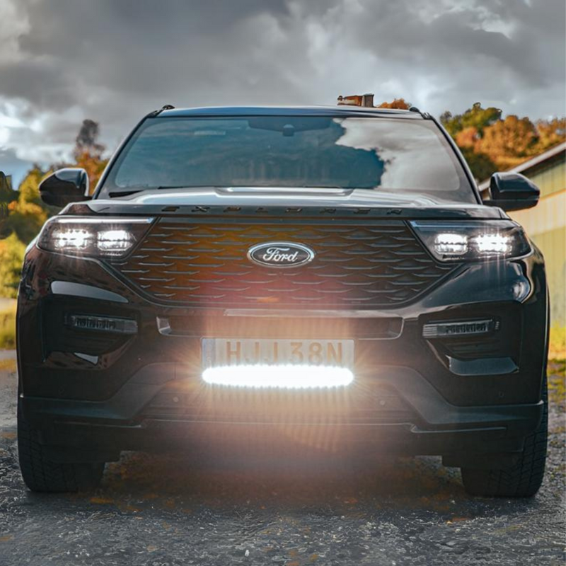 Derīgs TA_9-36V 7800Lm STRANDS(Zviedrija) LED numurzīmes rāmis ar iestrādātu LED bāru, kas spīd līdz 800m, premium kvalitāte, garantija 3 gadi, auksti balta gaisma 5000K