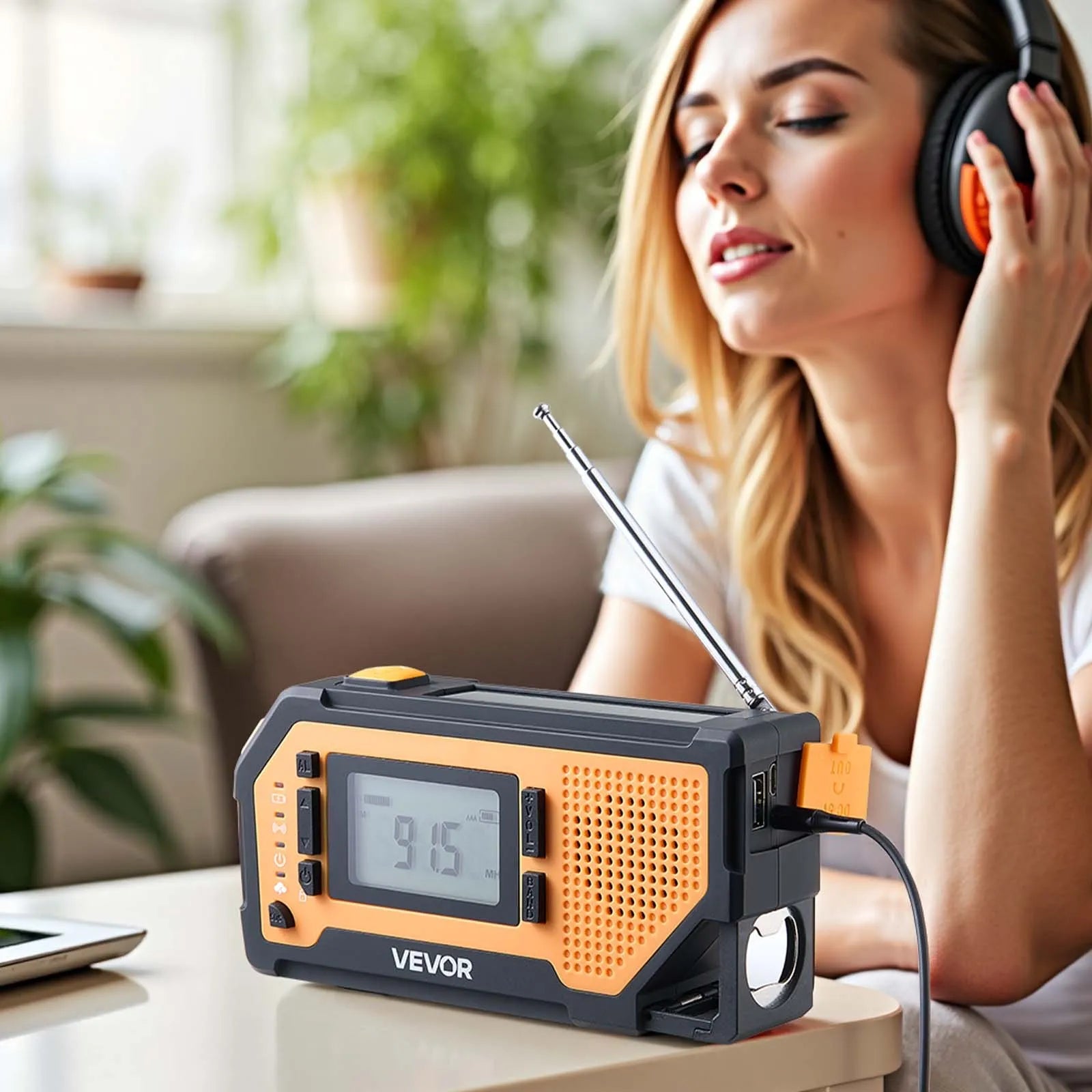 VEVOR avārijas laikapstākļu radio ar 2000 mAh akumulatoru, FM/AM/WB/NOAA trauksmi, saules un rokas ģeneratora uzlādi, USB savienojumu, SOS signālu un lukturīti, pārnēsājams āra situācijām un kempingam