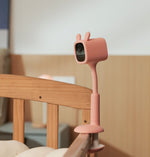 Ezviz videokamera ar akumulatoru, raudāšanas uztveršanu, zonas pamešanas paziņojumiem, nomierinošu mūziku, nakts redzamību, Full HD izšķirtspēju, divvirzienu audio, strādā ar Google Home un Amazon Alexa. Atbalsta MicroSD kartiņas līdz 256 GB