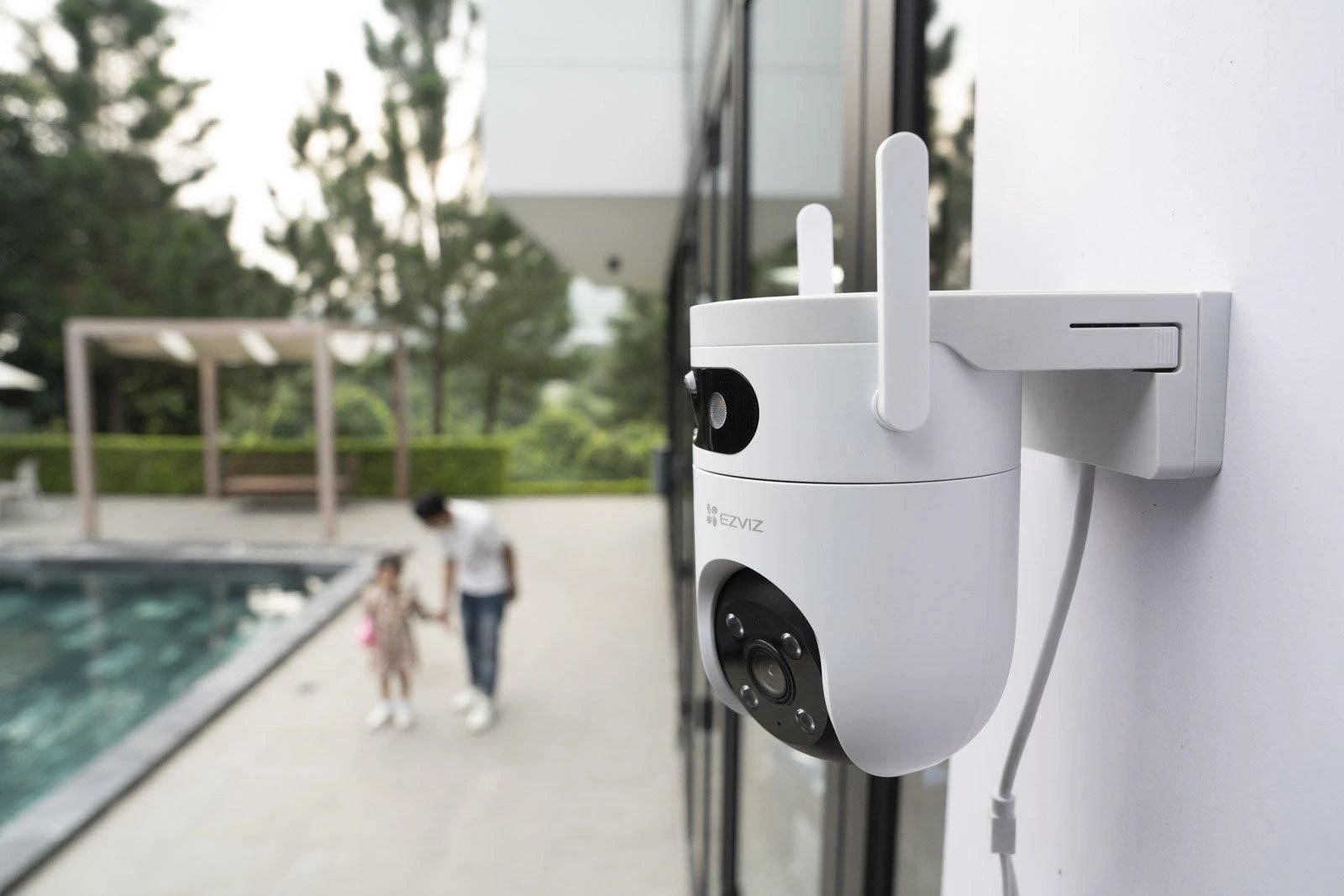 Ezviz H9C 3K (5MP+ 5MP) with 2 lenses (wide-angle fixed and zoom moving) and high resolution. Colour night vision, human tracking, siren, two-way audio