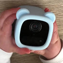 Ezviz videokamera ar akumulatoru, raudāšanas uztveršanu, zonas pamešanas paziņojumiem, nomierinošu mūziku, nakts redzamību, Full HD izšķirtspēju, divvirzienu audio, strādā ar Google Home un Amazon Alexa. Atbalsta MicroSD kartiņas līdz 256 GB