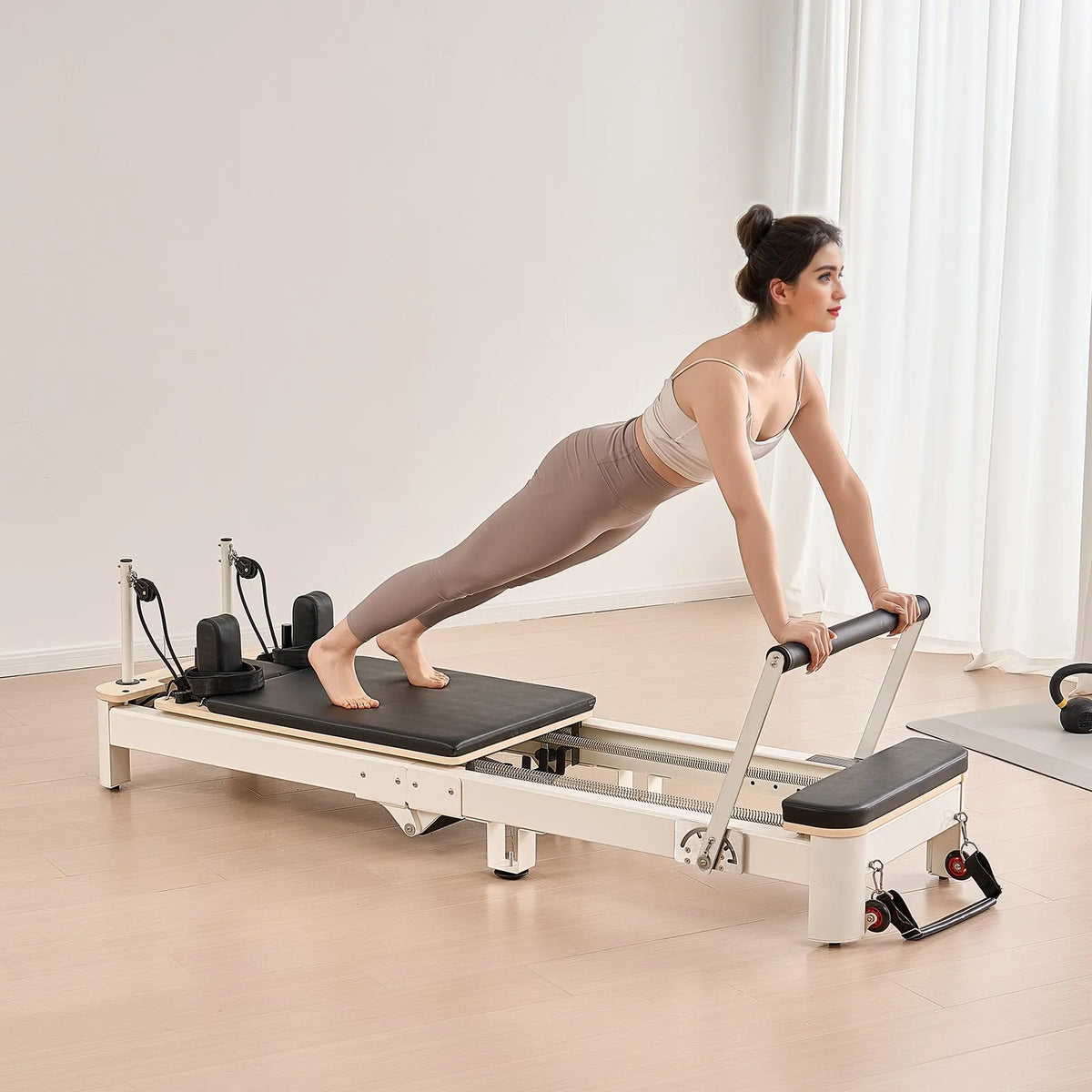 VEVOR salokāms pilates reformeris ar sēdēšanas kasti, pilates gulta ar dubulto pretestību (atsperes un troses), piemērots iesācējiem un pieredzējušiem lietotājiem mājas sporta zālei, slodze līdz 181 kg