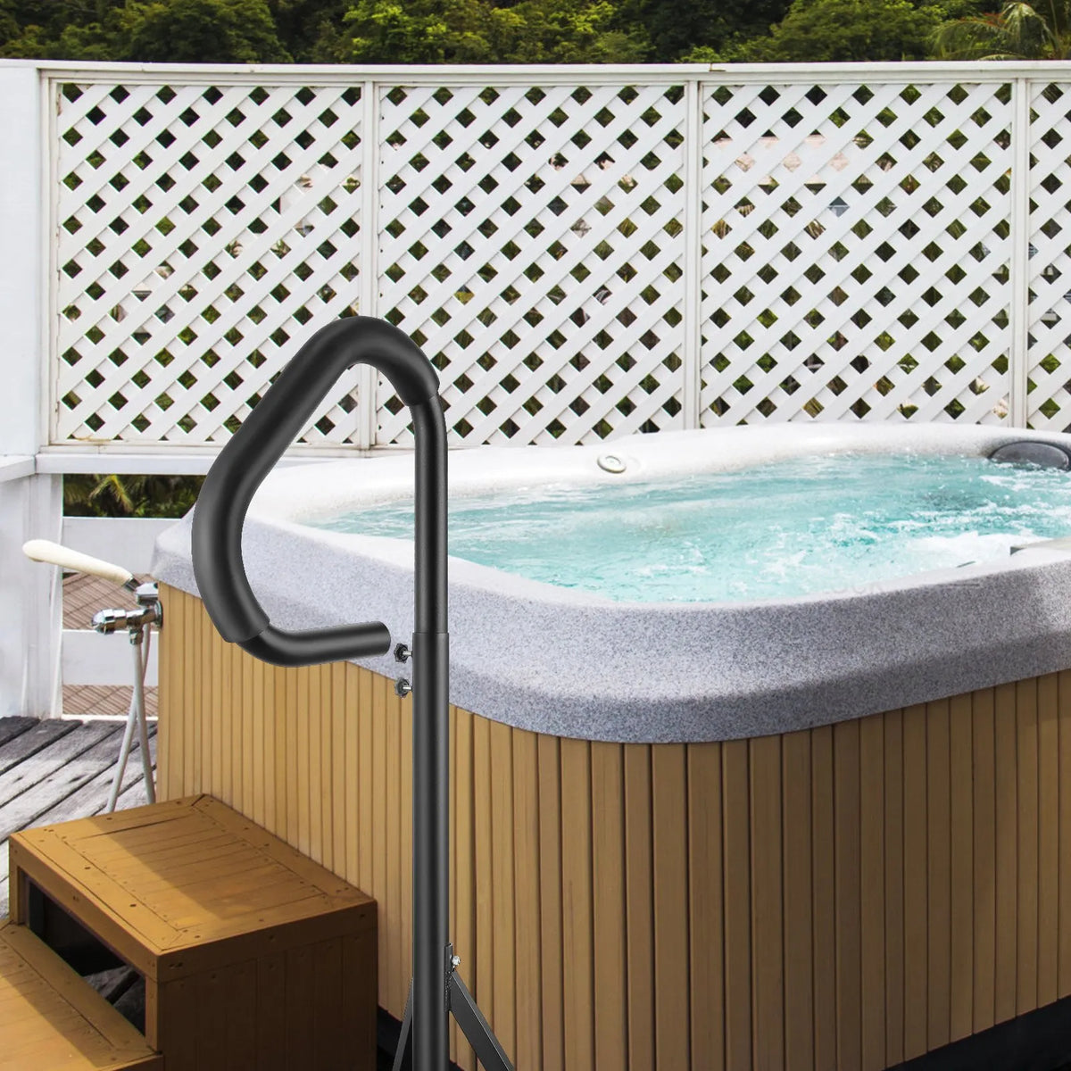 VEVOR grozāmas burbuļvannas margas, 360° rotācija, regulējams augstums 88,9–144,8 cm, rūsas izturīgas alumīnija sānu margas SPA un burbuļvannām ar pabīdāmu pamatni, lietošanai iekštelpās un ārā, kravnesība 272,2 kg