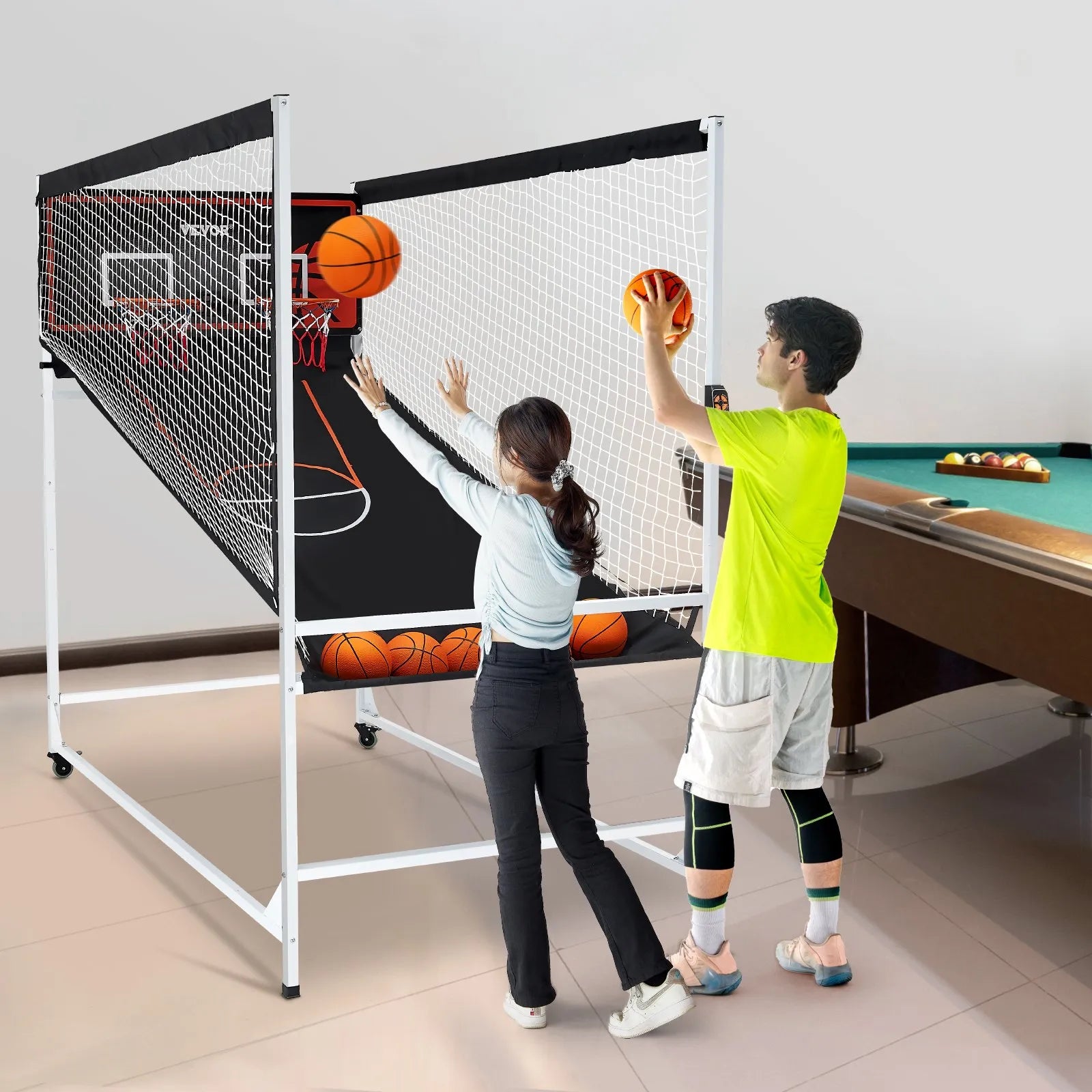 VEVOR arkādes basketbola spēle ar aizsargkarkasu 2 spēlētājiem, iekštelpu dubultais basketbola grozu komplekts ar 5 bumbām, 8 spēļu režīmiem, elektronisku rezultātu tablo un bumbas pumpi, melnbalta