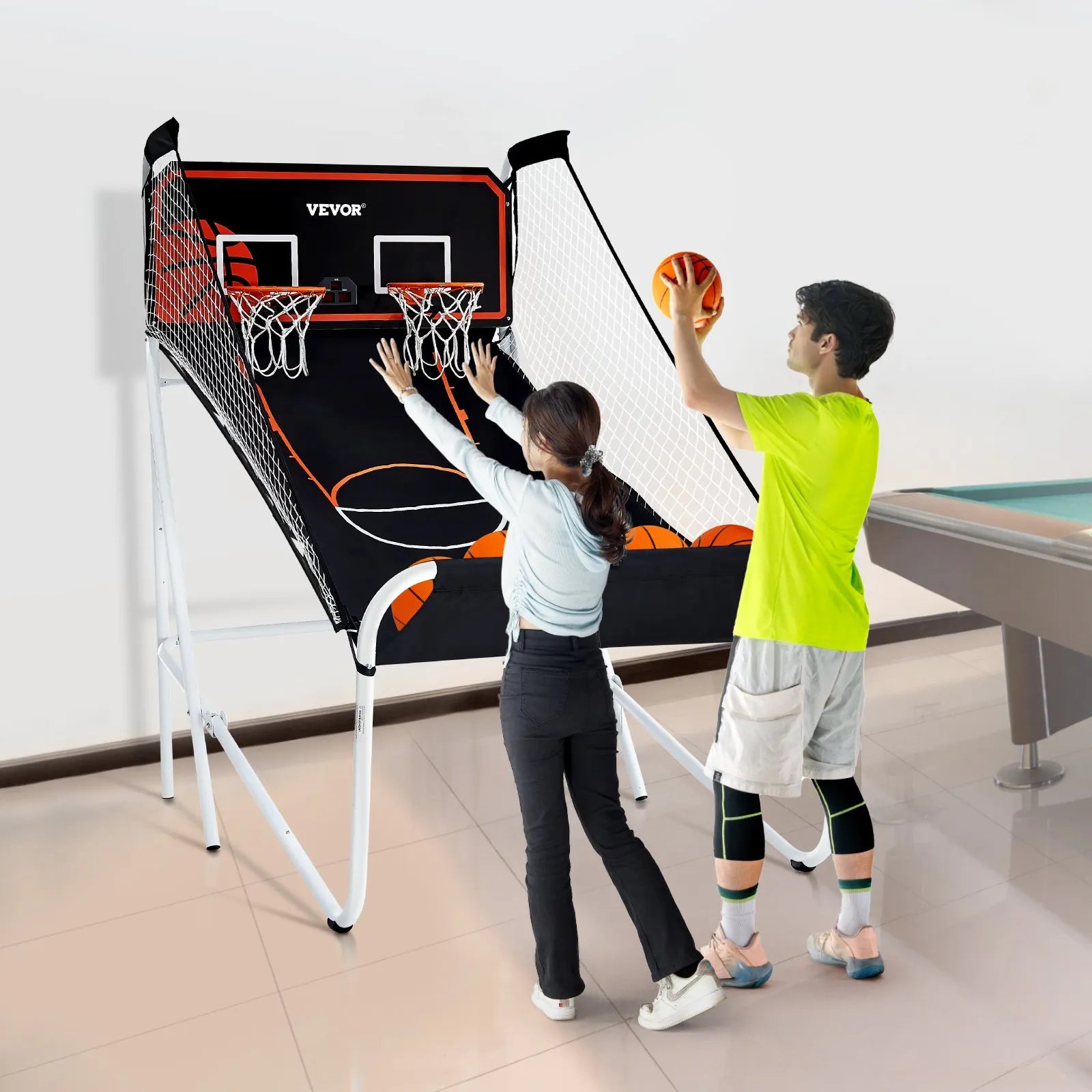 VEVOR salokāma basketbola arkādes spēle 2 spēlētājiem ar 5 bumbām, 8 spēļu režīmiem, elektronisku rezultātu tablo un bumbas pumpi bērniem un pieaugušajiem, melnbalta