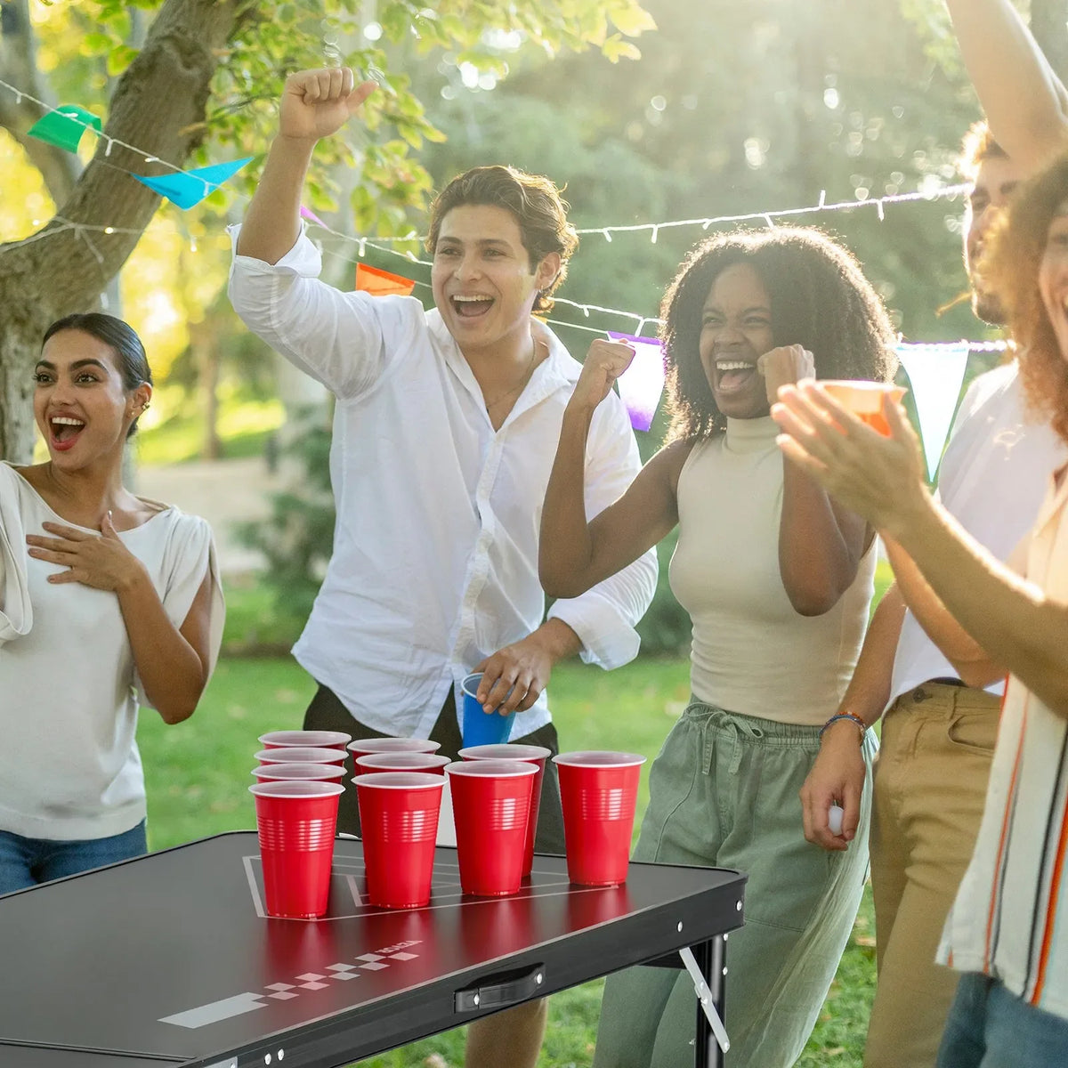 VEVOR pārnēsājams Beer Pong galds, 244 cm, salokāms galds ar 914 mm augstumu, pārnēsāšanas rokturiem un 6 bumbiņām, viegls ballīšu galds birojam, izbraukuma ballītēm, ceļošanai un kempingam, melns