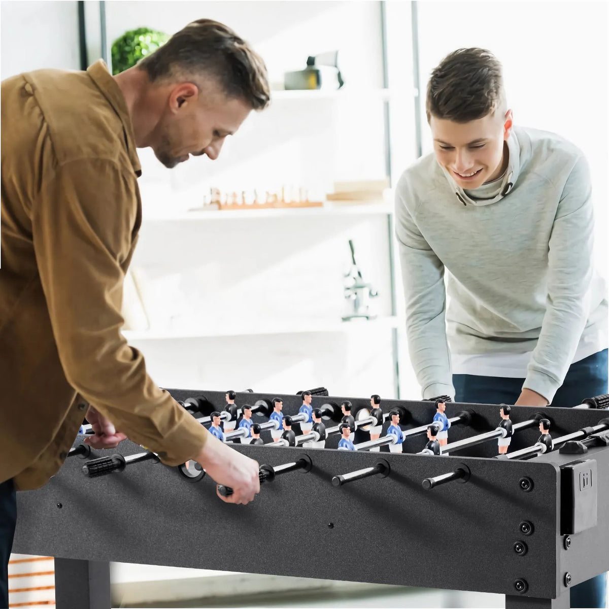VEVOR galda futbola galds 121 cm, standarta izmēra iekštelpu galda futbola galds mājai, ģimenei un spēļu istabai, izturīgs komplekts ar 2 bumbiņām, rezultātu skaitītāju un 2 krūžu turētājiem