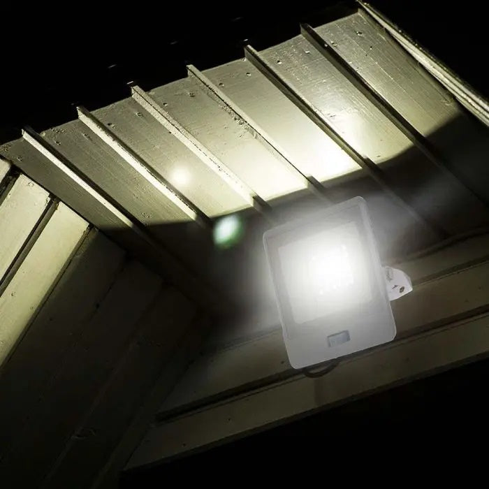20W (1510Lm) LED-valgusti PIR-anduriga, V-TAC SAMSUNG, IP65, 5-aastane garantii, valge, 1m kaabel, soe valge valgus 3000K
