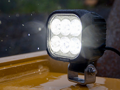 BULLBOY 60W(4330Lm) LED-arbetslampa, 4,2A - 12V, 360° monteringsfäste, DT-kontakt, R10, CISPR25 klass4, kallvitt ljus 5000K, 100/92(130)/73 mm