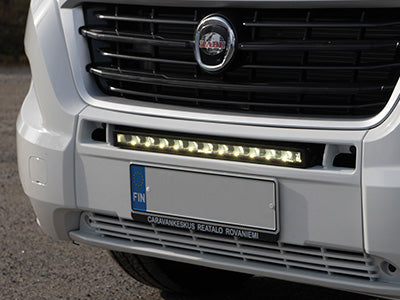 8x OSRAM LED 9-32V 5500Lm lineaarne töövalgusti, 1 luksi @ 347m, energiatarve 12V 5.05A@13.7V / 24V 2.6A, IP69K, Ref. 40, R112, R10, 220cm 2-pin DT-pistik, jaheda valge valgus 5000K, 404/38,5/79,2 mm.