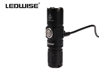LEDWISE SAINT LED CREE XP-L professionell ficklampa, komplett set: 16340 batteri, bältesklämma, USB-kabel, metallklämma och O-ring