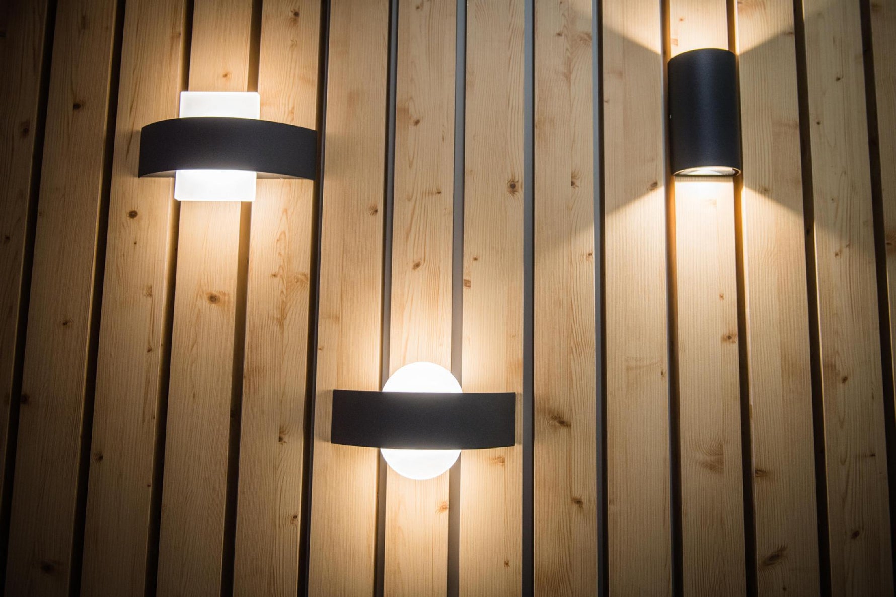 PARAUGA IZPĀRDOŠANA_10.5W(400Lm) LEDVANCE LED Fasādes gaismeklis, IP44, pelēks, garantija 5 gadi, silti balta gaisma 3000K