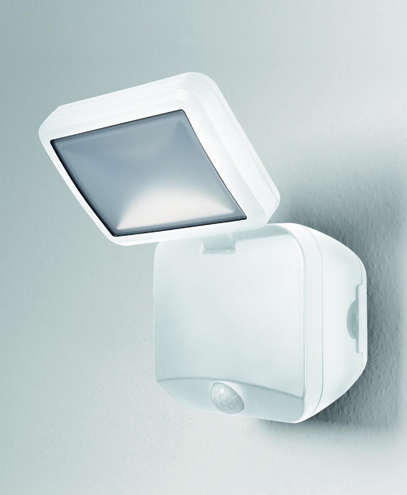 Фасадный светодиодный светильник LEDVANCE 4W(260Lm) с датчиком движения и аккумулятором, A++, белый, IP54, гарантия 5 лет, нейтральный белый свет 4000K
