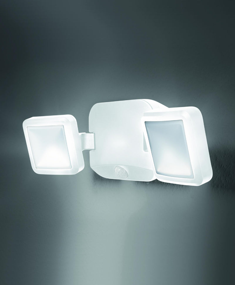 Фасадный светодиодный светильник LEDVANCE 10W(480Lm) с датчиком движения и аккумулятором, A++, белый, IP54, гарантия 5 лет, нейтральный белый свет 4000K