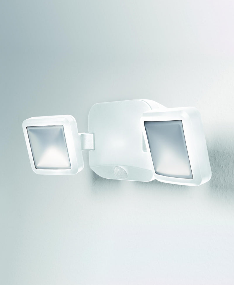 Фасадный светодиодный светильник LEDVANCE 10W(480Lm) с датчиком движения и аккумулятором, A++, белый, IP54, гарантия 5 лет, нейтральный белый свет 4000K