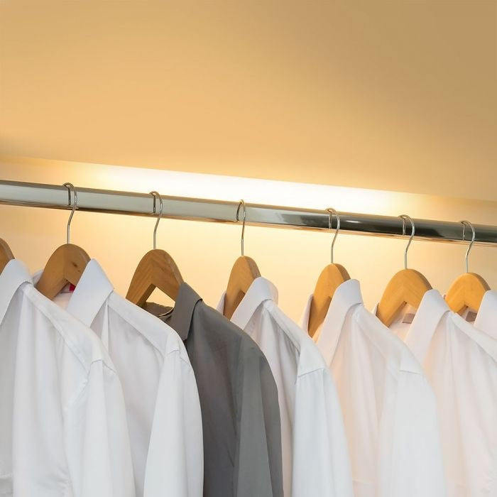 2W(160Lm) LED skapju gaismeklis ar PIR sensoru, IP20, melns, silti balta gaisma 3000K