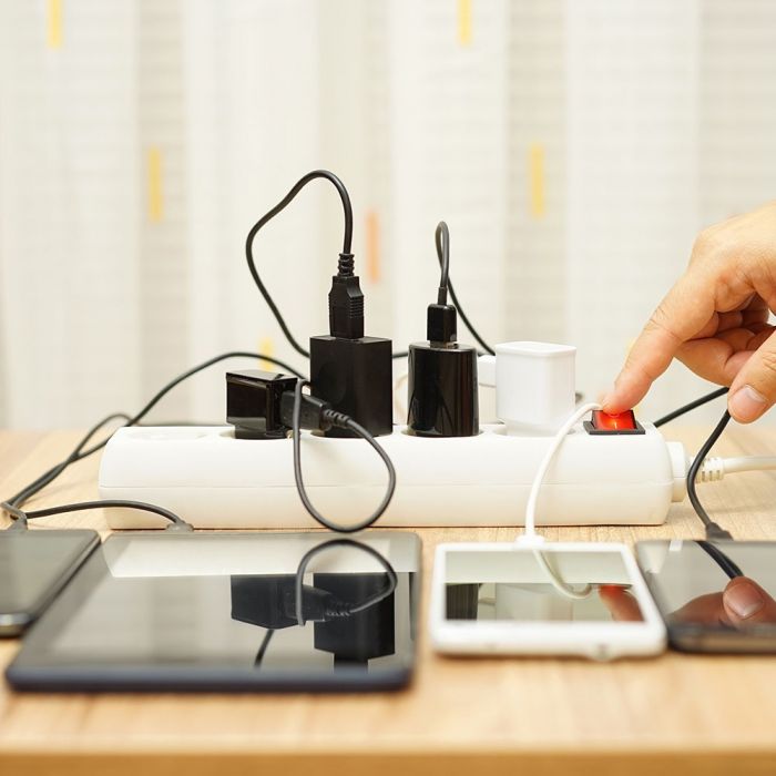 1,5m pikendusjuhe 5 pistikupesa koos lülitiga IP20 16A 250V 3680W, V-TAC