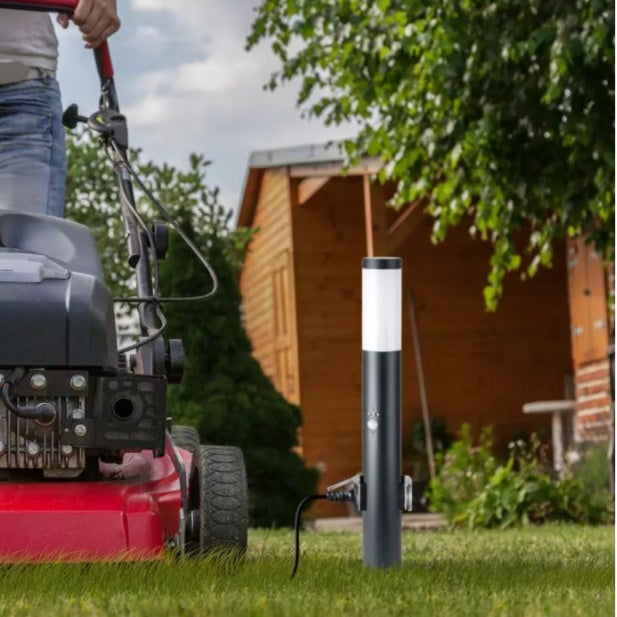 V-TAC uz virsmas montējama gaismekļa karkass, saderīgs ar E27, IP44, 60cm, max60W, ar PIR sensoru un kontaktligzdu, melns