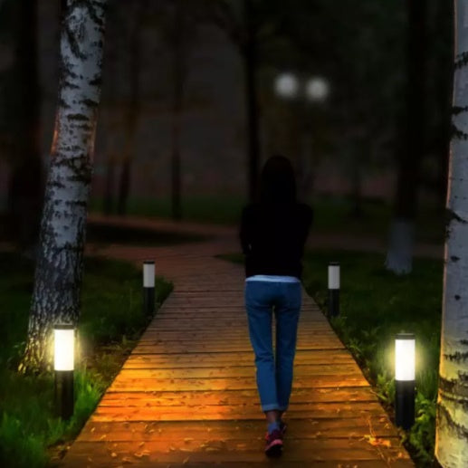 V-TAC utanpåliggande armaturram med rörelsesensor, med 1xE27 LED-lampa (glödlampa ingår ej), svart, IP44