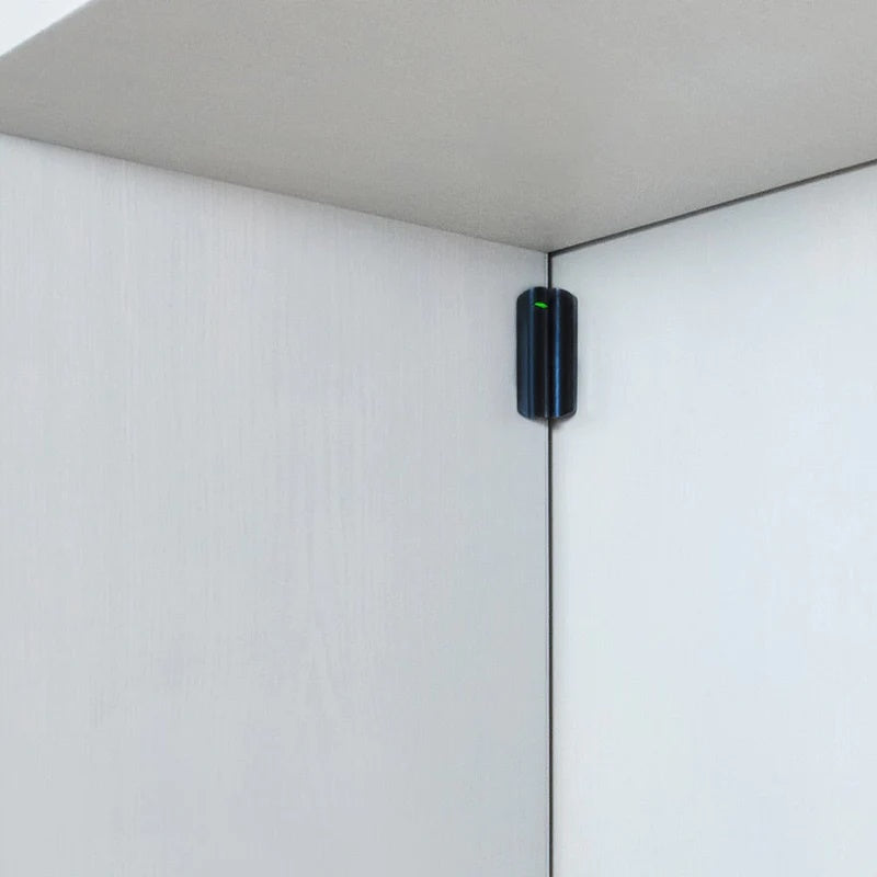 AJAX Bezvadu drošības durvju kontakts DoorProtect Plus ar trieciena un lokācijas maiņas sensoru. Melnā  krāsā
