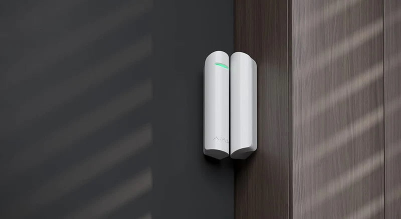 AJAX Bezvadu drošības durvju kontakts DoorProtect Plus ar trieciena un lokācijas maiņas sensoru. Baltā krāsā