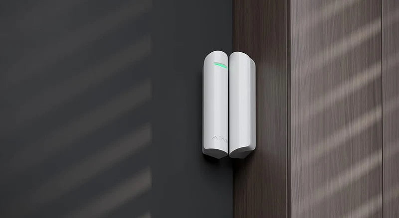 AJAX DoorProtect Plus trådlös säkerhetsdörrkontakt med stöt- och förflyttningssensor. Vit