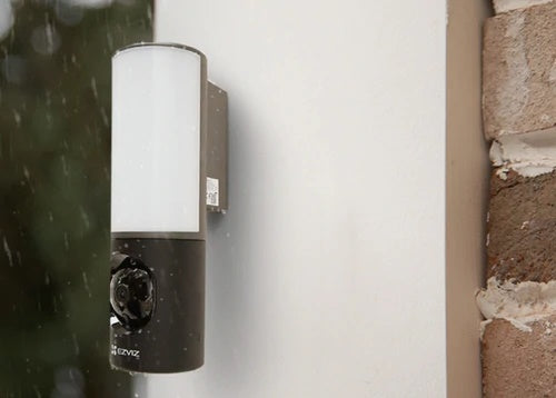 EZVIZ facade outdoor 2K+ resolution light-video camera LC3 with people detection and two-way audio, 32GB eMMC built-in memory