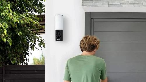 EZVIZ facade outdoor 2K+ resolution light-video camera LC3 with people detection and two-way audio, 32GB eMMC built-in memory