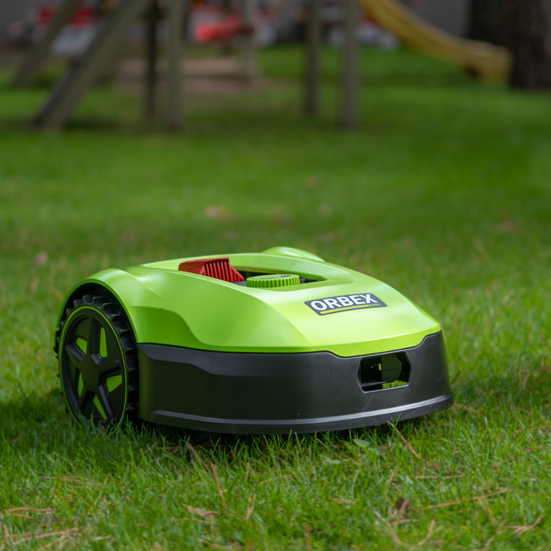 Identisk 1200kvm men kortare kabel ingår_ORBEX robotgräsklippare för upp till 900m2 kan anslutas och styras med smarta enheter. 170 m begränsningskabel, variabel klipphöjd 20-60 mm. Klippbredd 18 cm. 3 års garanti