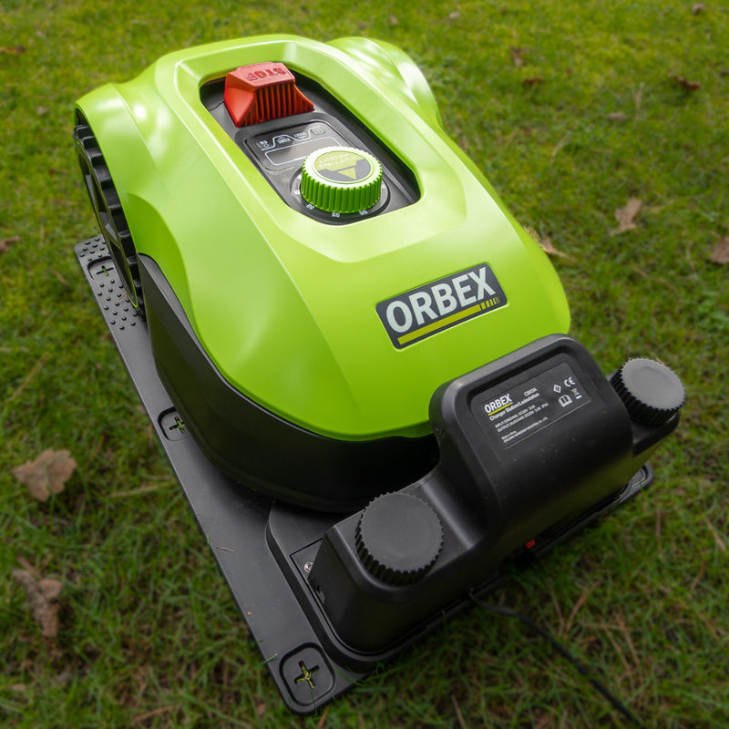 Robotgräsklippare ORBEX för ytor upp till 1200m2 200m begränsningssladd, variabel klipphöjd 20-60mm. Klippbredd 18 cm. 3 års garanti.