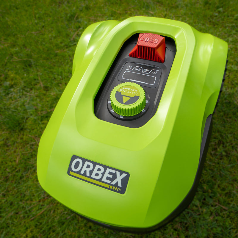 Identisk 1200kvm men kortare kabel ingår_ORBEX robotgräsklippare för upp till 900m2 kan anslutas och styras med smarta enheter. 170 m begränsningskabel, variabel klipphöjd 20-60 mm. Klippbredd 18 cm. 3 års garanti