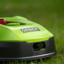 ORBEX robotgräsklippare för upp till 700 m2 kan anslutas till och styras med smarta enheter. 150 m begränsningssladd, variabel klipphöjd 20-60 mm. Klippbredd 18 cm. 3 års garanti