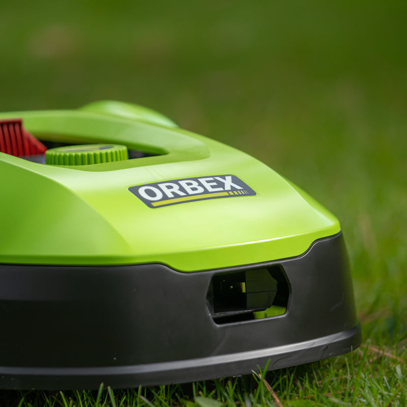 Identisk 1200kvm men kortare kabel ingår_ORBEX robotgräsklippare för upp till 900m2 kan anslutas och styras med smarta enheter. 170 m begränsningskabel, variabel klipphöjd 20-60 mm. Klippbredd 18 cm. 3 års garanti