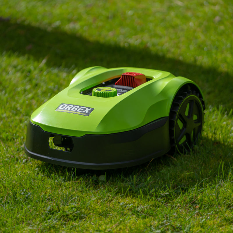 Robotgräsklippare ORBEX för ytor upp till 1200m2 200m begränsningssladd, variabel klipphöjd 20-60mm. Klippbredd 18 cm. 3 års garanti.