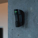 AJAX MotionProtect Plus trådlös säkerhetsrörelsedetektor i svart med mikrovågssensor som hjälper till att undvika falsklarm