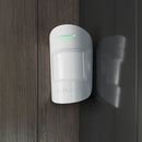 AJAX MotionProtect Plus trådlös säkerhetsrörelsedetektor i vitt med mikrovågssensor som hjälper till att undvika falsklarm