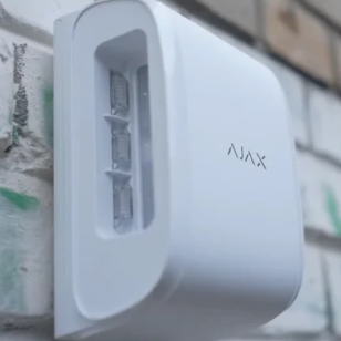 AJAX Bezvadu ārtelpu kustības aizkara tipa divvirzienu detektors DualCurtain Outdoor uzstādīšanai uz mājas fasādes Baltā krāsā